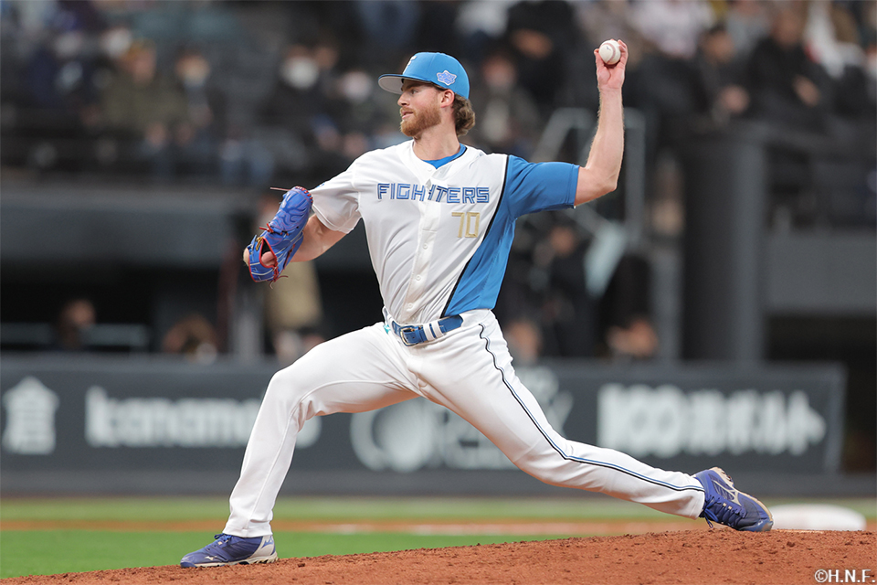 “9回表、4番手のメネズ投手”