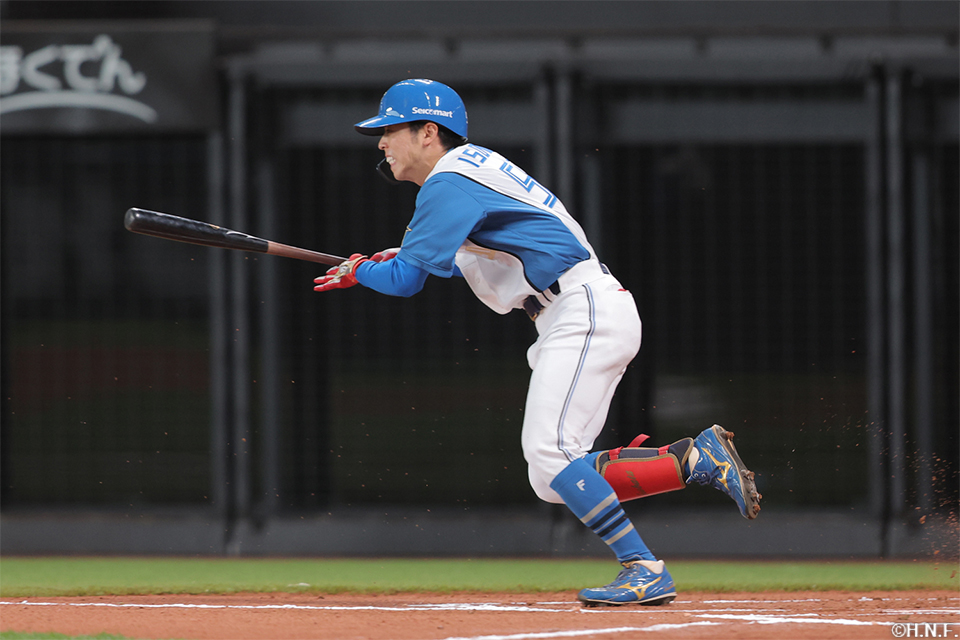 1回裏、内野安打を放つ五十幡選手