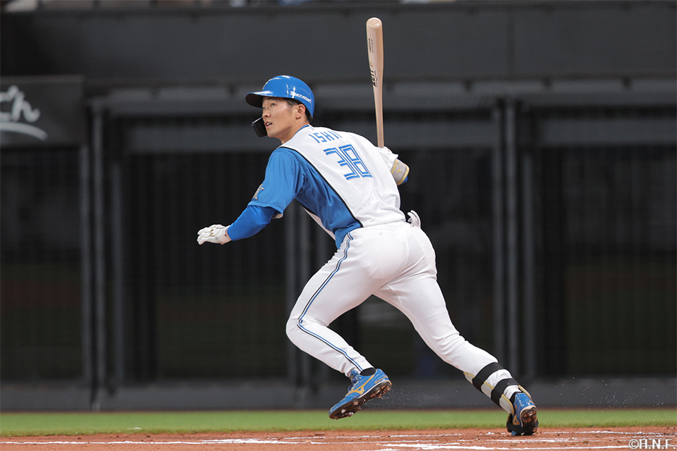 1回裏、レフトへヒットを放つ石井選手