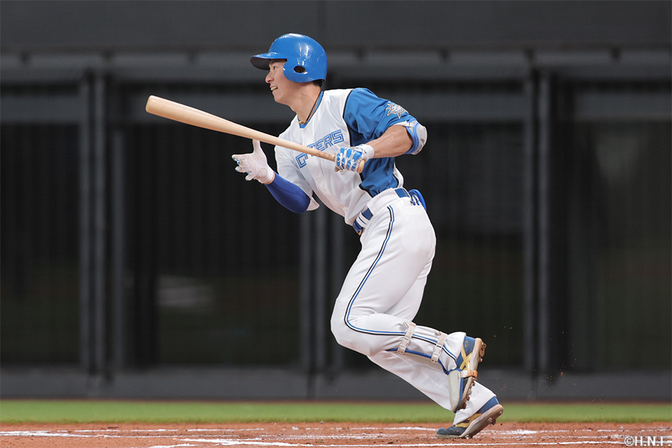 1回裏、先制タイムリーを放つ松本剛選手