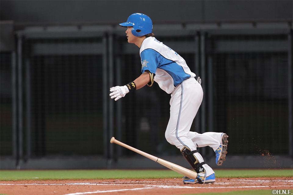 2回裏、ライトへヒットを放つ伏見選手