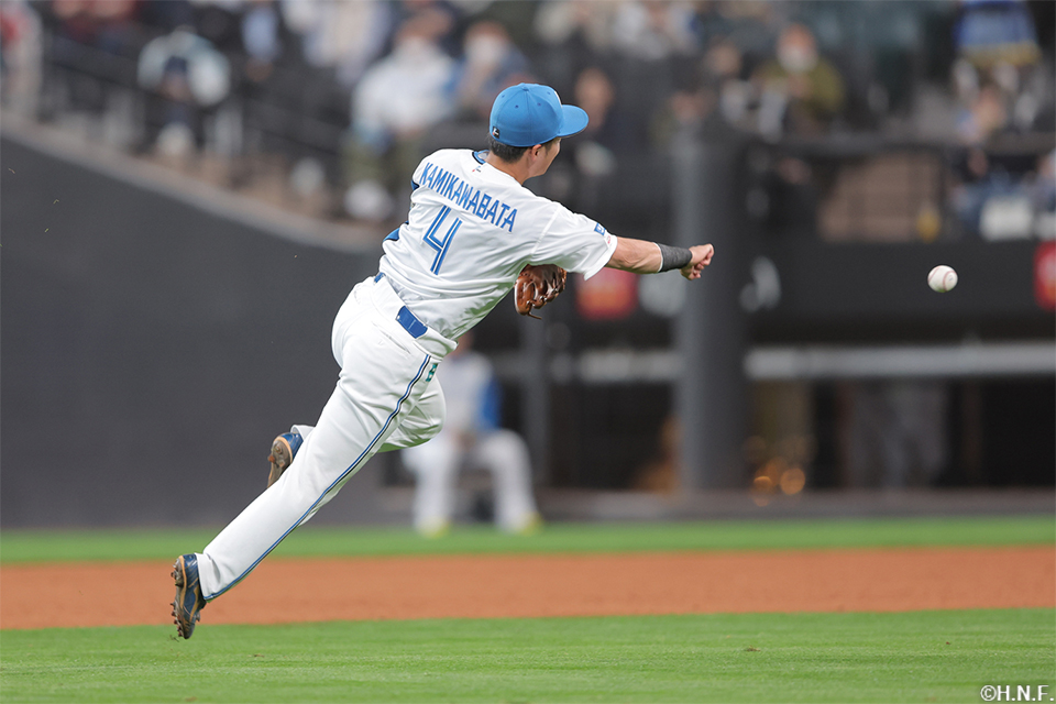 3回表、好守を見せる上川畑選手