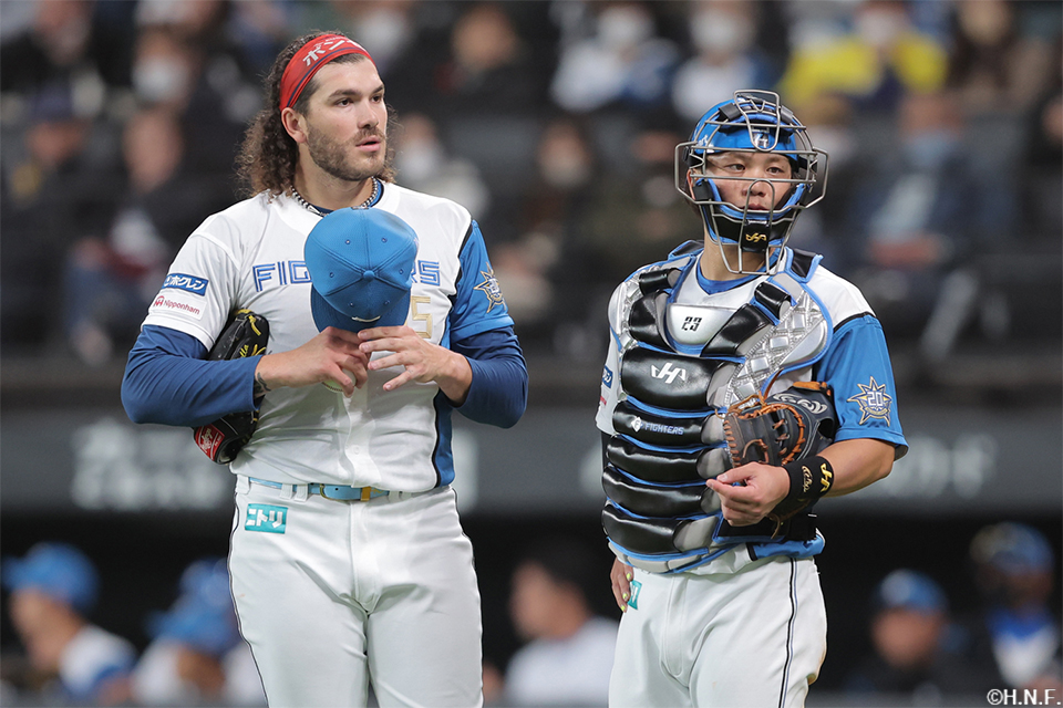 3回表、ポンセ投手と伏見選手