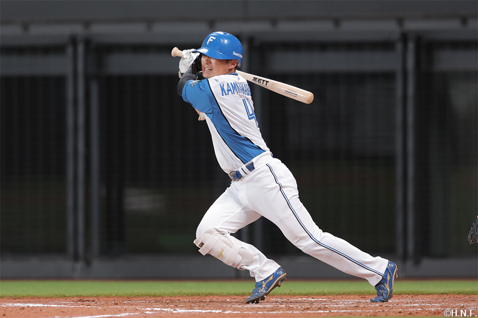 5回裏、センターへヒットを放つ上川畑選手
