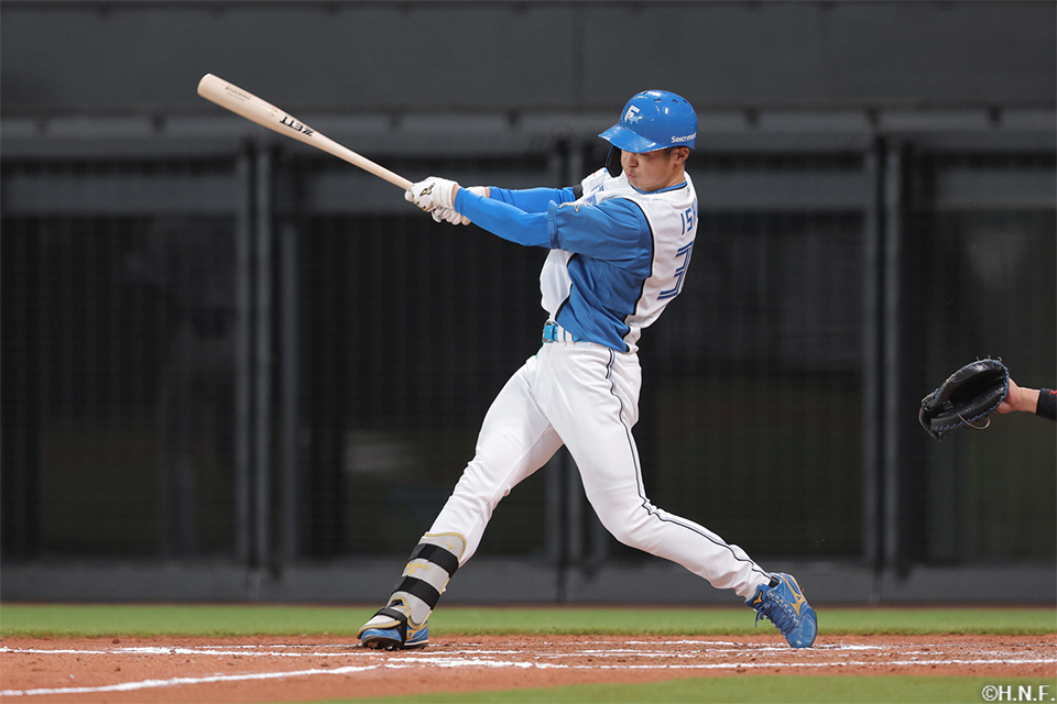 6回裏、三塁打を放つ石井選手01