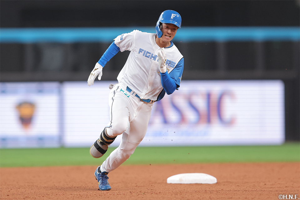 6回裏、三塁打を放つ石井選手02