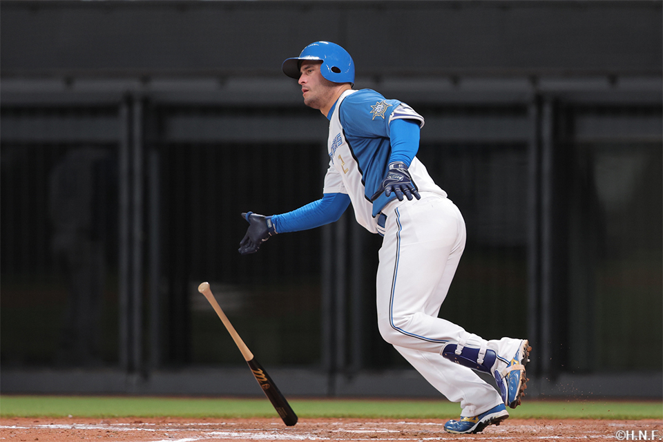 9回裏、レフトへヒットを放つマルティネス選手