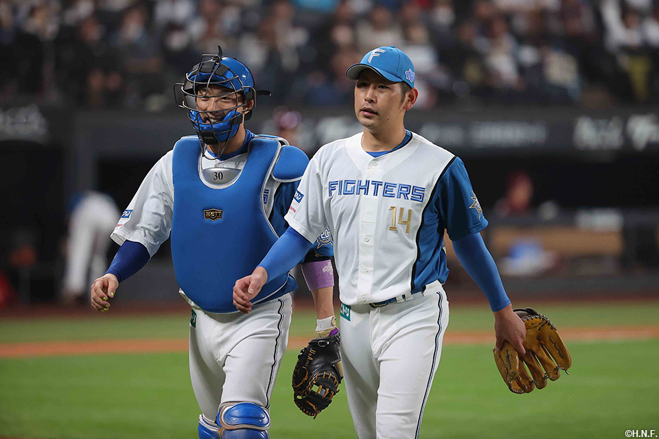 2回表を抑えた加藤貴投手と宇佐見選手