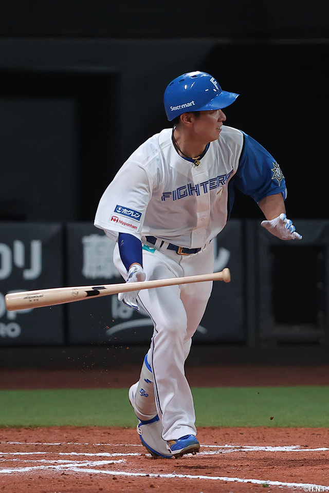 6回裏、二塁打を放つ松本剛選手02