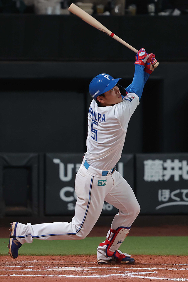 6回裏、犠牲フライを放つ野村選手