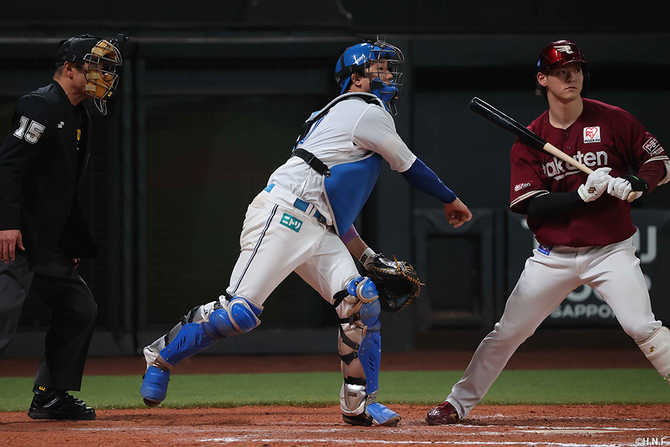 7回表、盗塁を阻止する宇佐見選手