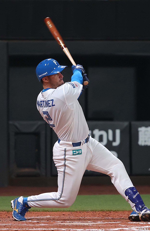 7回裏、レフトへヒットを放つマルティネス選手01