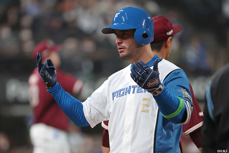 7回裏、レフトへヒットを放つマルティネス選手02