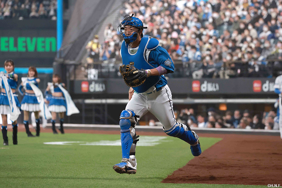 試合前、ホームへ向かう宇佐見選手