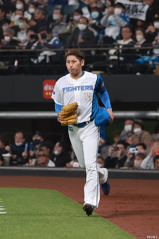 試合前、マウンドへ向かう加藤貴投手