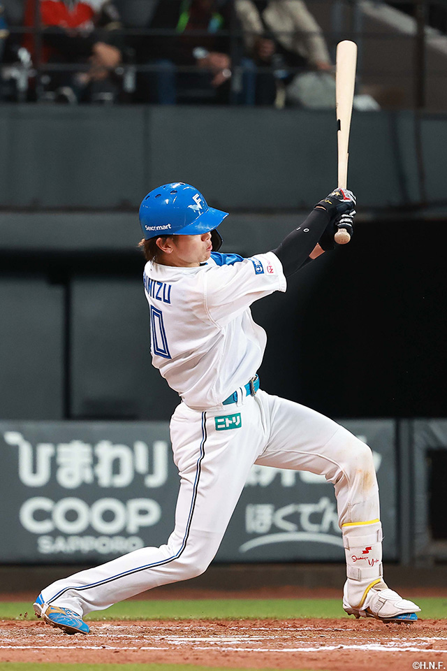 2回裏、レフトへヒットを放つ清水選手01