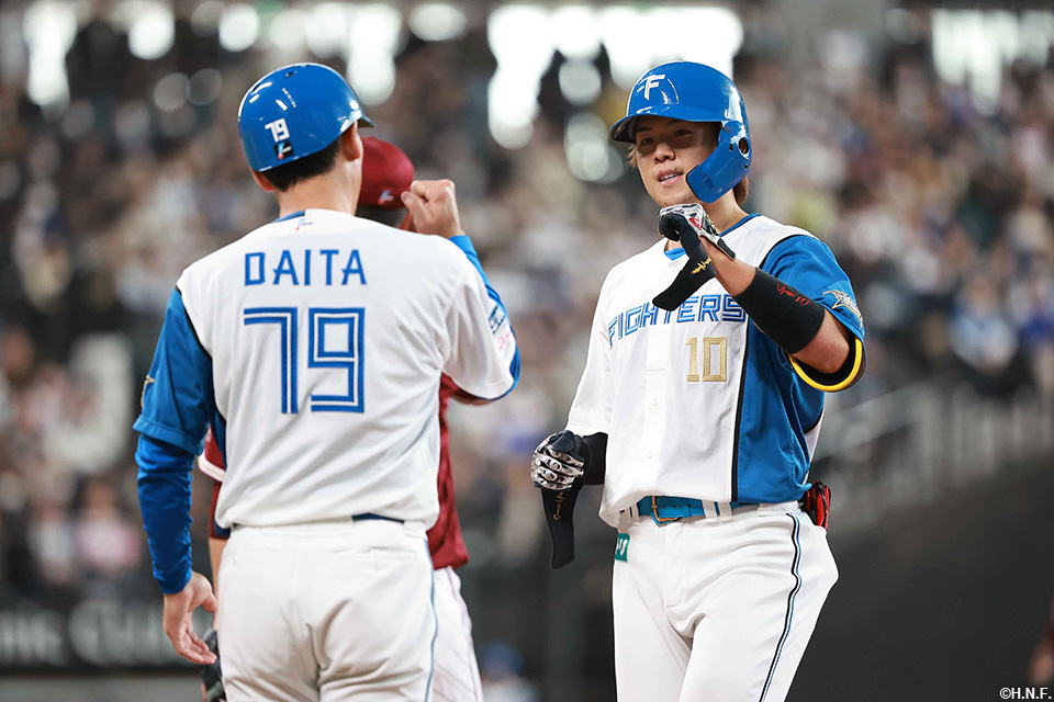 2回裏、レフトへヒットを放つ清水選手02