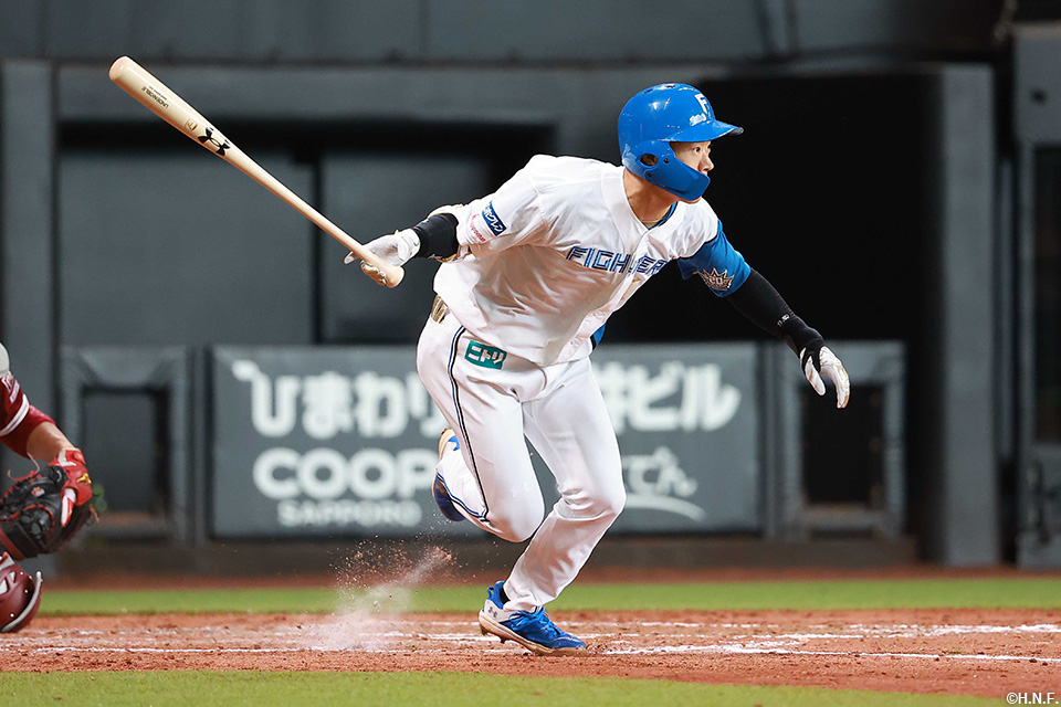 3回裏、プロ初ヒットを放つ矢澤選手01