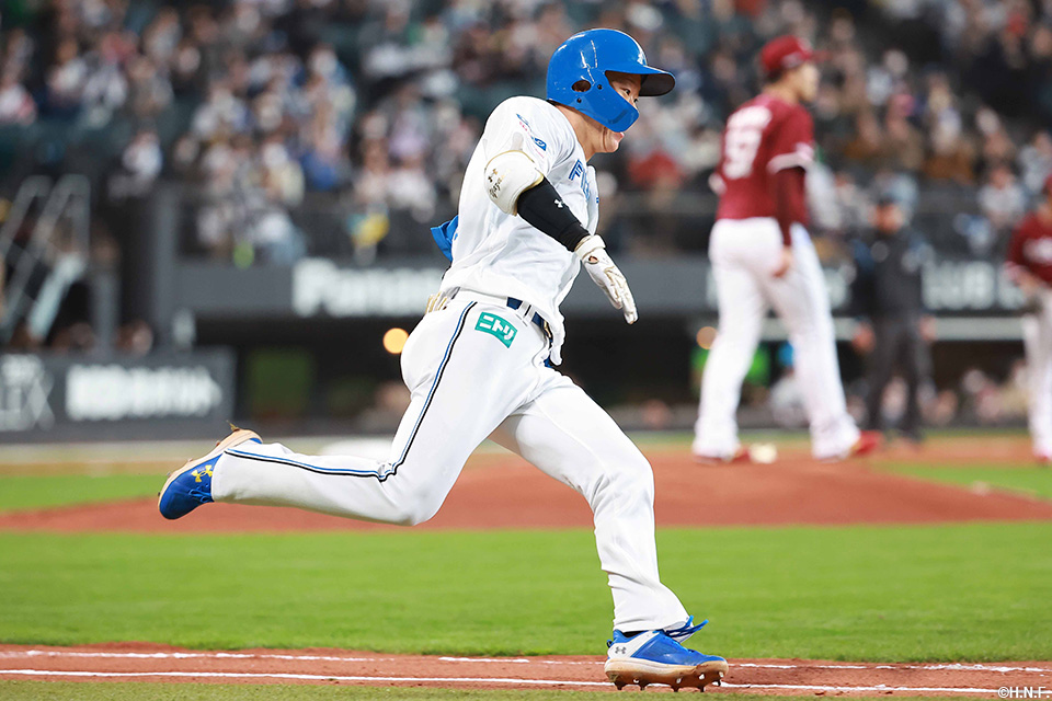 3回裏、プロ初ヒットを放つ矢澤選手02