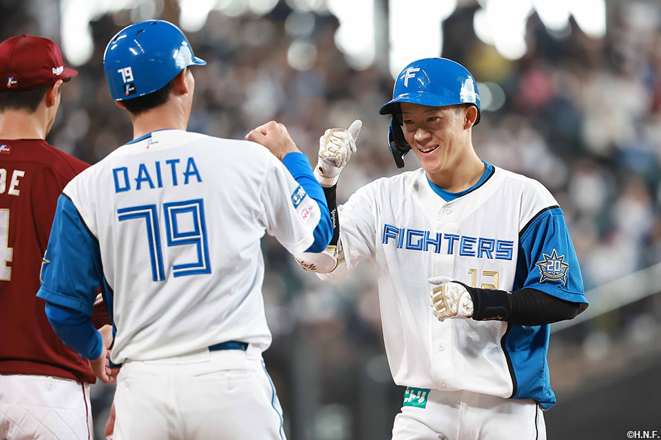 3回裏、プロ初ヒットを放つ矢澤選手03