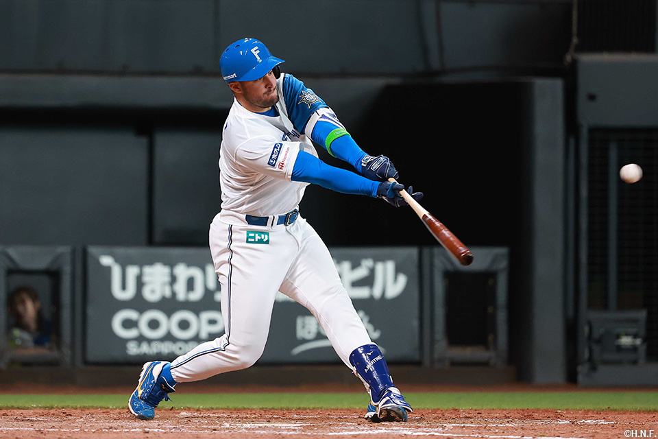 4回裏、センターへヒットを放つマルティネス選手01