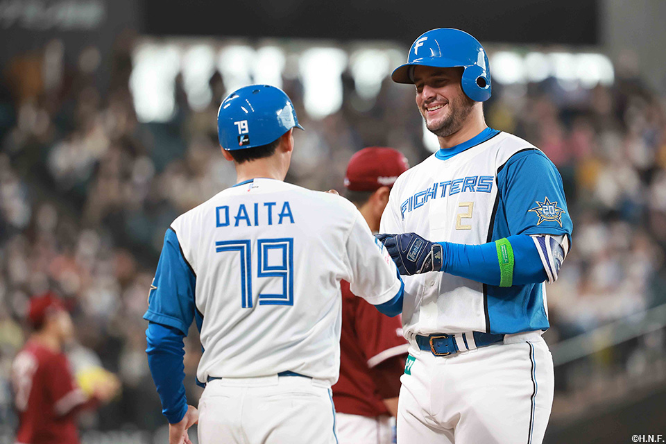 4回裏、センターへヒットを放つマルティネス選手02