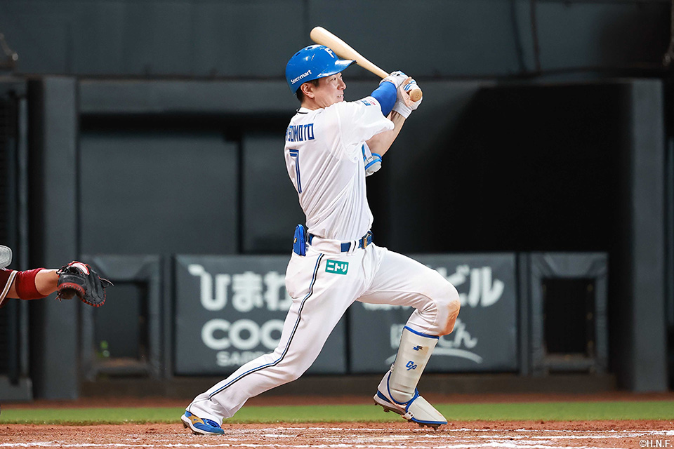 6回裏、センターへ二塁打を放つ松本剛選手選手