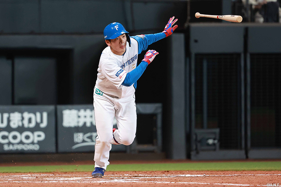 6回裏、ライトへ同点適時打を放つ野村選手01