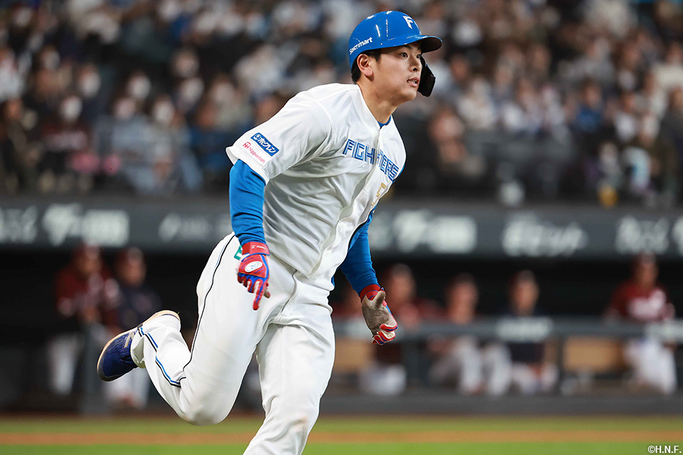 6回裏、ライトへ同点適時打を放つ野村選手02