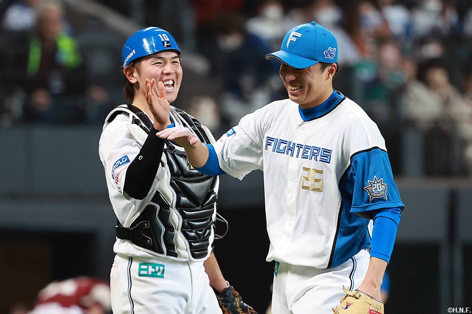 7回表、無失点に抑えた田中正投手と清水選手