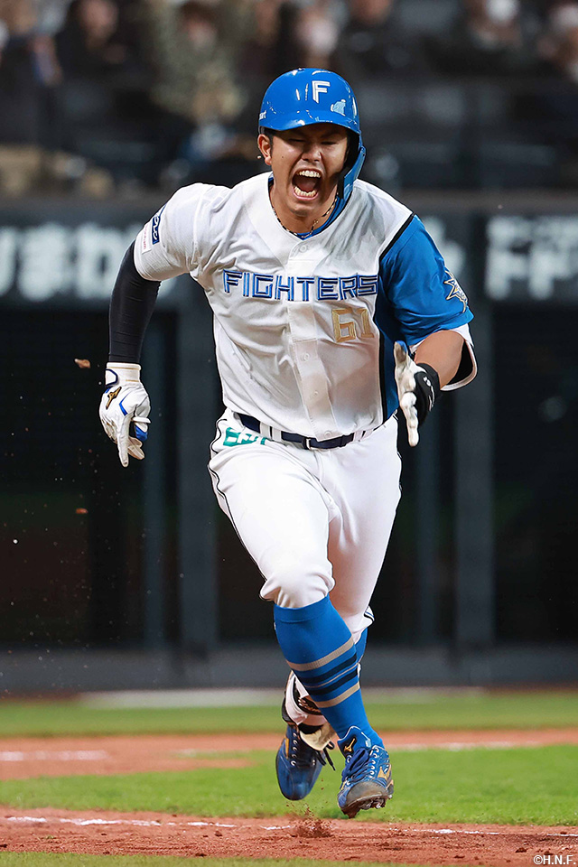 21_7回裏、レフトへ勝ち越しの適時打を放った今川選手02