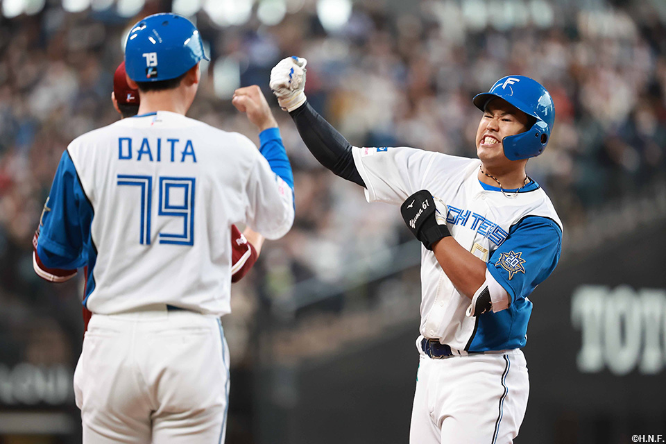 7回裏、レフトへ勝ち越しの適時打を放った今川選手03