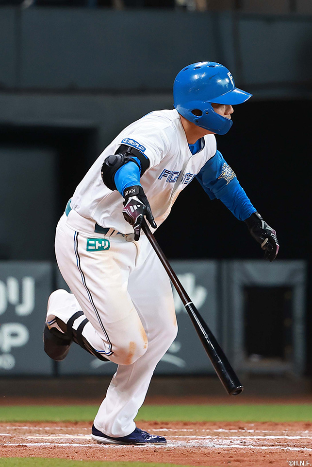 7回裏、適時内野安打を放った清宮選手01