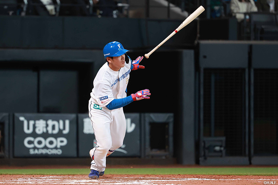 10回裏、ライトへ二塁打を放った野村選手01