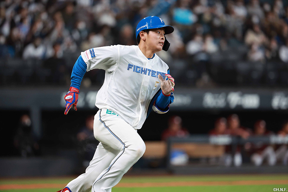 10回裏、ライトへ二塁打を放った野村選手02