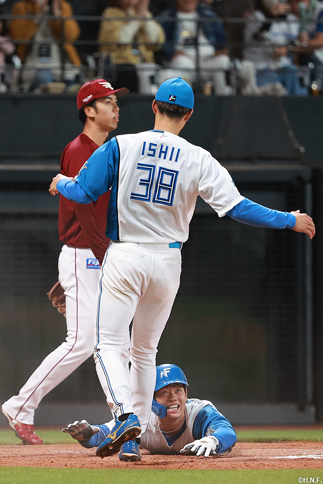 10回裏、サヨナラのホームインをした福田光選手と石井選手