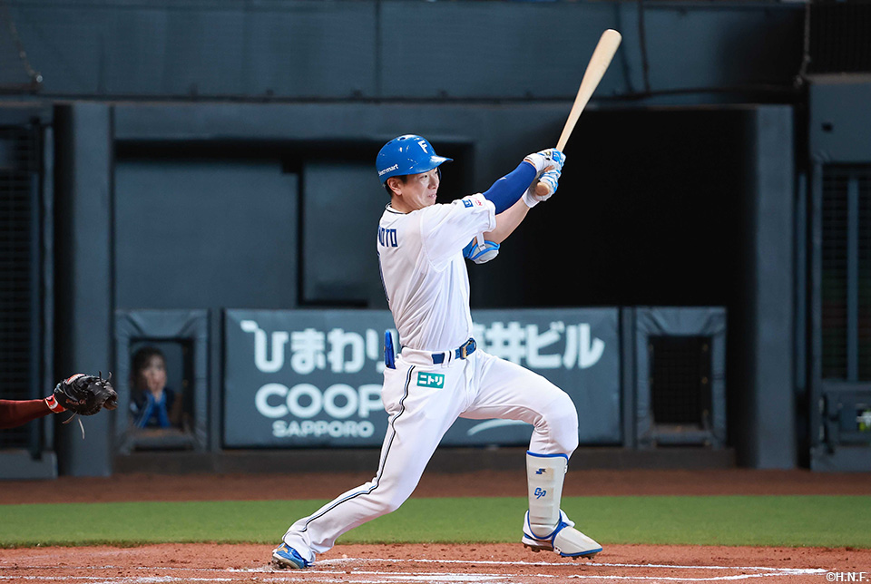 1回裏、センターへヒットを放つ松本剛選手