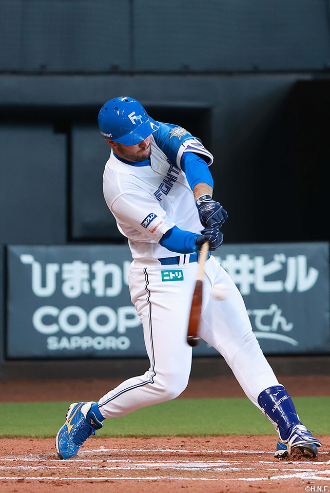 2回裏、センターへヒットを放つマルティネス選手