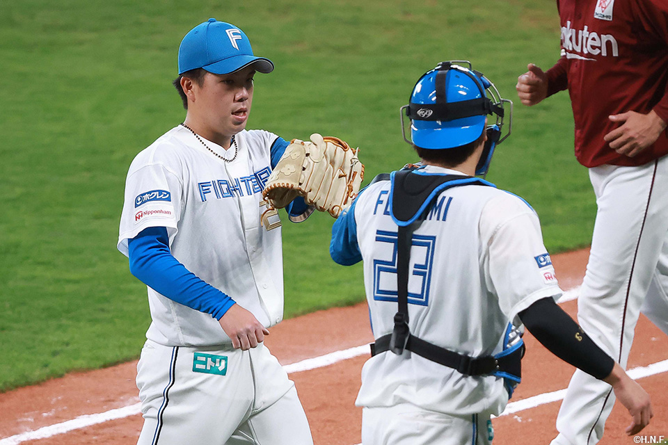 5回表を抑えた金村投手と伏見選手