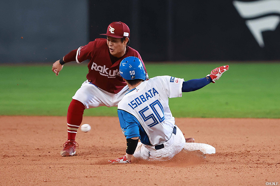 5回裏、盗塁をきめる五十幡選手