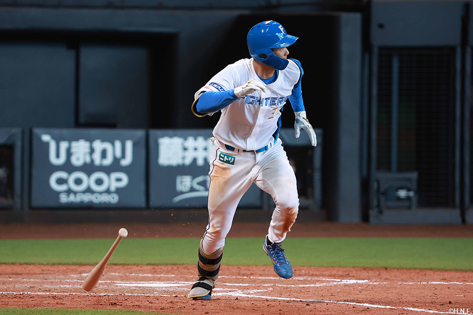 5回裏、レフトへ同点適時打を放つ石井選手