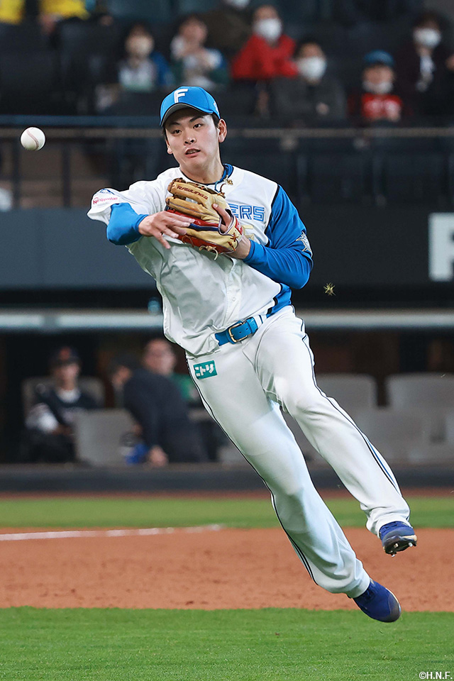 9回表、好守をみせる野村選手