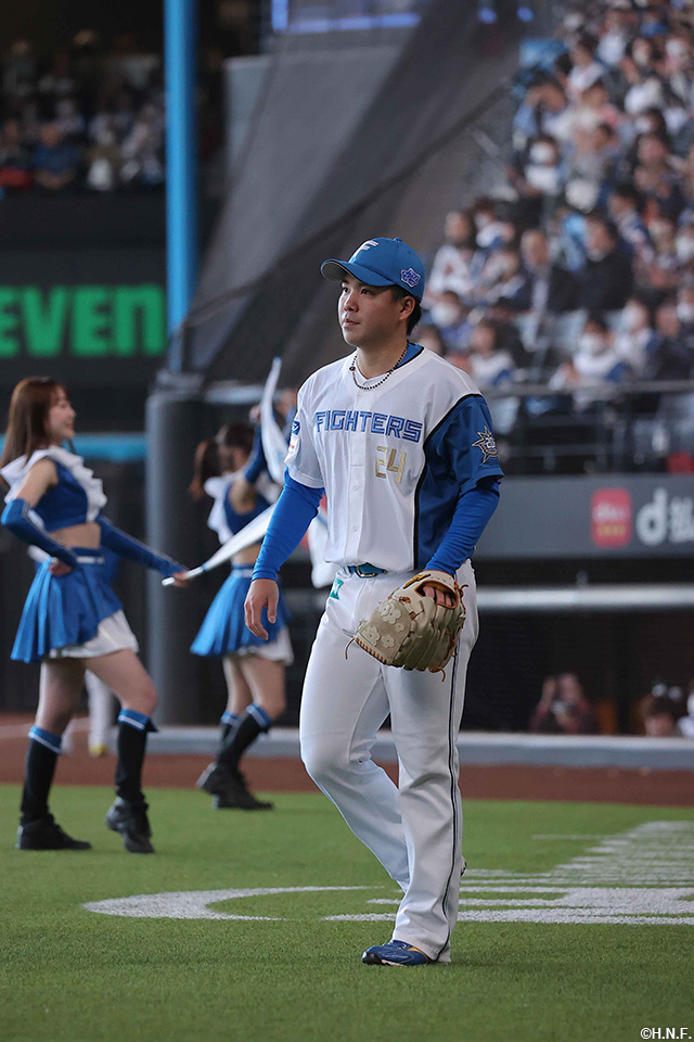 試合前、マウンドへ向かう金村投手