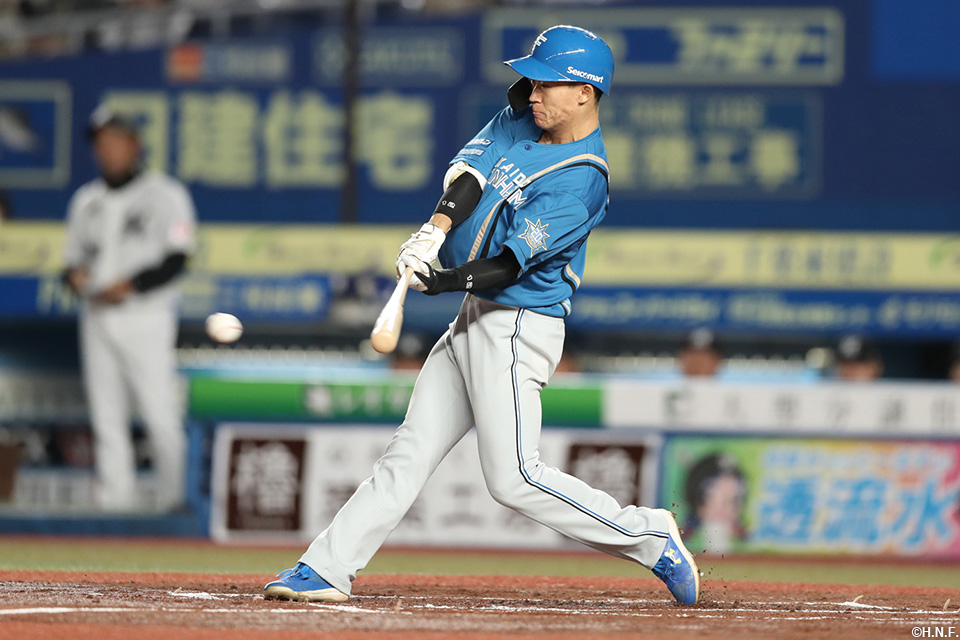 1回表、センターへヒットを放つ矢澤選手