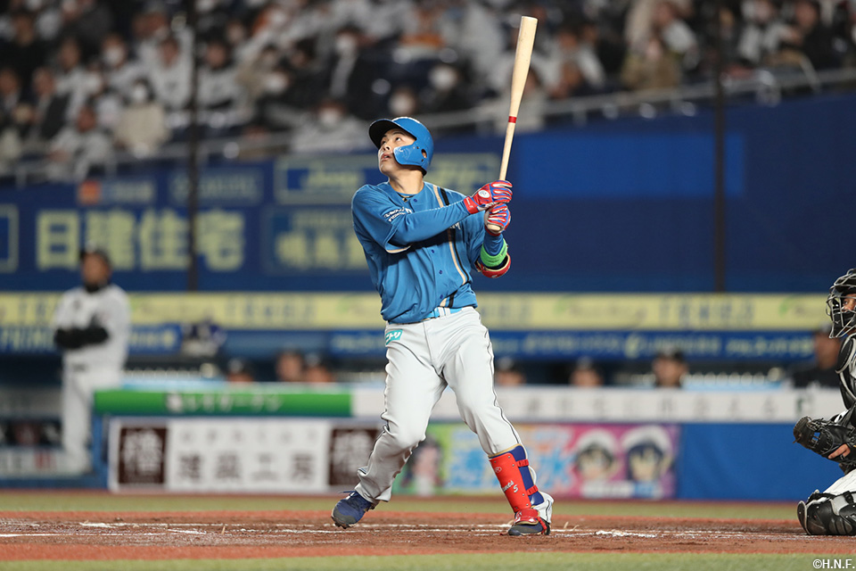 1回表、先制3ランを放つ野村選手01
