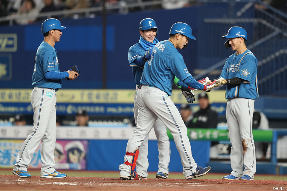 1回表、先制3ランを放つ野村選手02