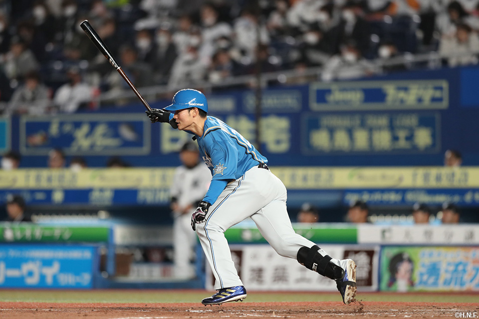 4回表、勝ち越し適時打を放つ清宮選手