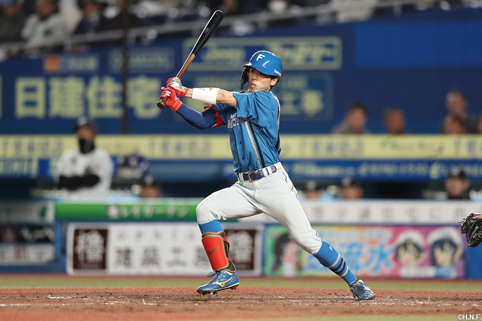 5回表、レフトへヒットを放つ五十幡選手