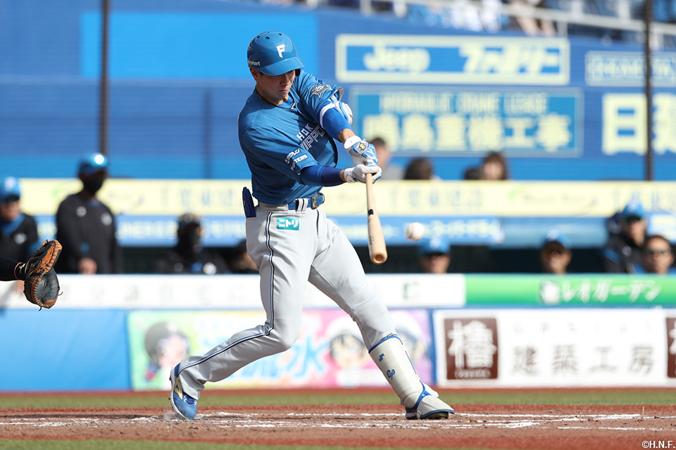 4回表、センターへヒットを放つ松本剛選手01