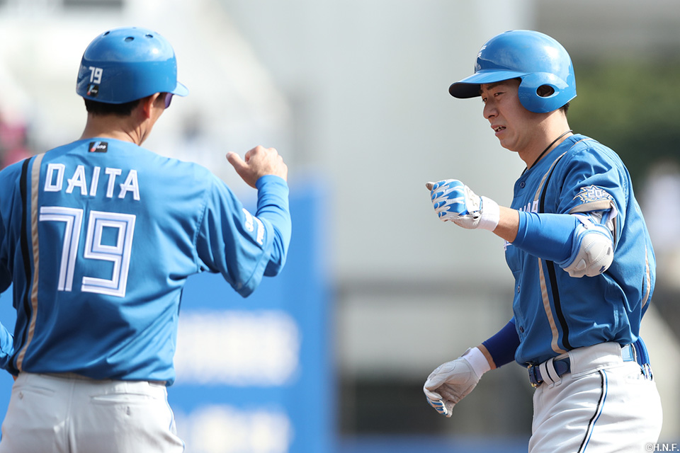 4回表、センターへヒットを放つ松本剛選手02